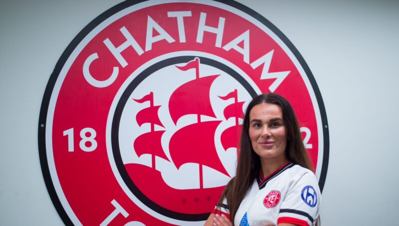 CHATS WOMEN SIGN DARCY WELLS