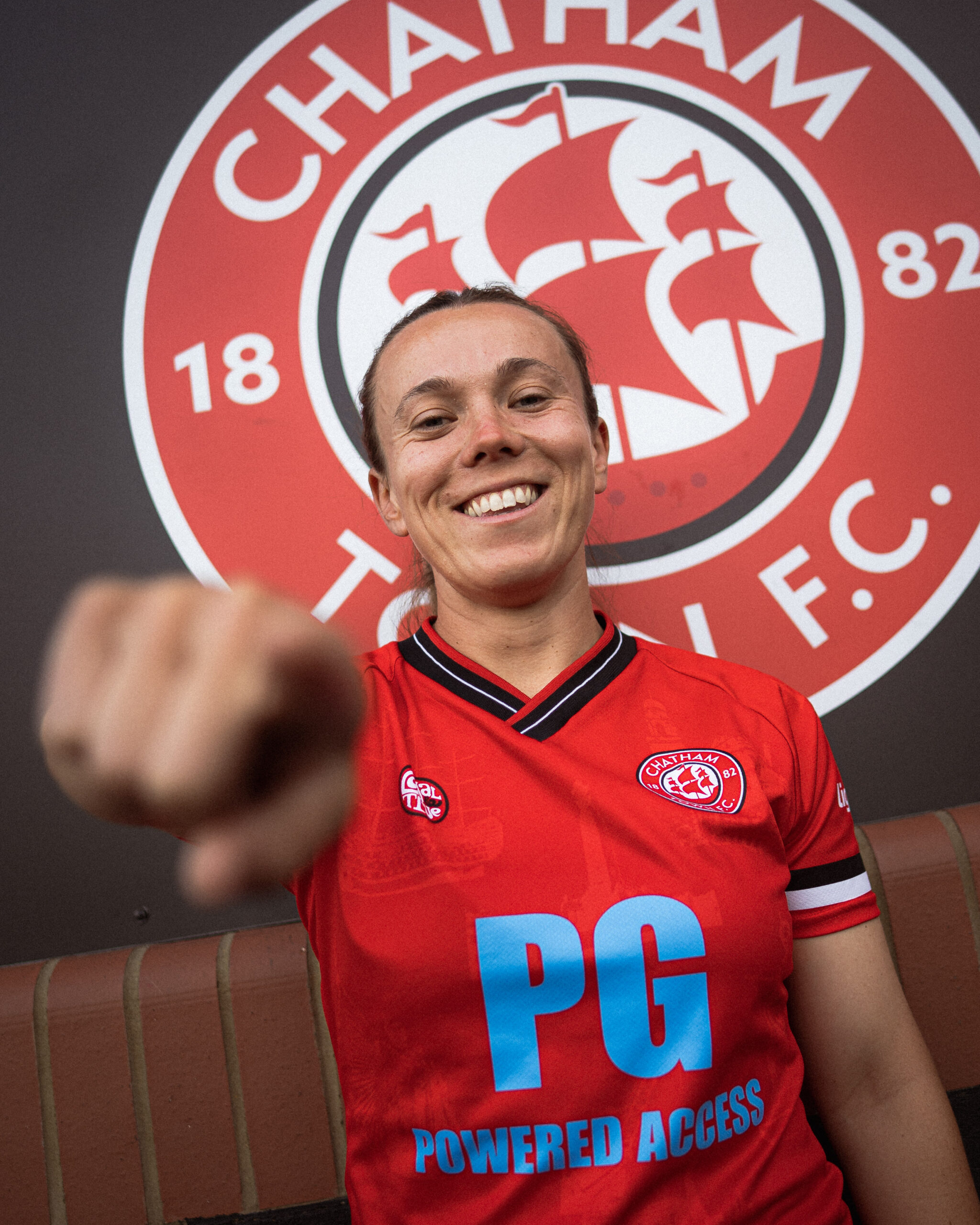 CHATS WOMEN SIGN AMY RUSS